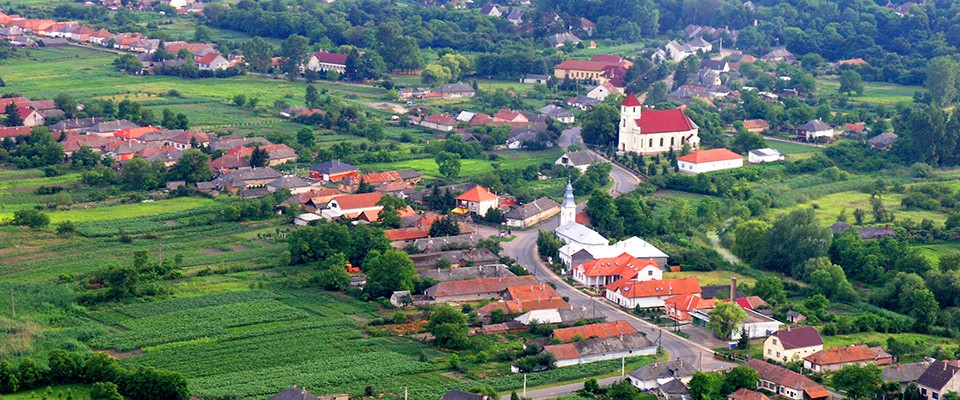 a Bodrogköz gyöngyszeme. A község a magyar-szlovák határ közvetlen közelében található. Sátoraljaújhely, Sárospatak, Kisvárda, Királyhelmec (Szlovákia) városok által határolt négyszög közepén helyezkedik el, körülbelül 20-30 kilométeres távolságra az említett városoktól.